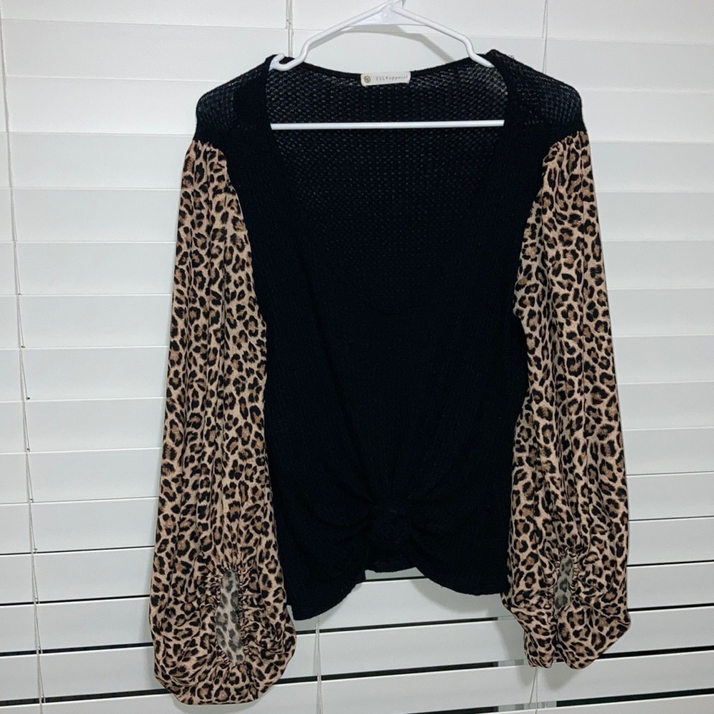 Women’s front knot leopard sleeve top